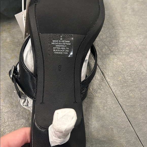 Old Navy Kitten Heel Thong Sandals In Blackjack - Picture 4 of 5